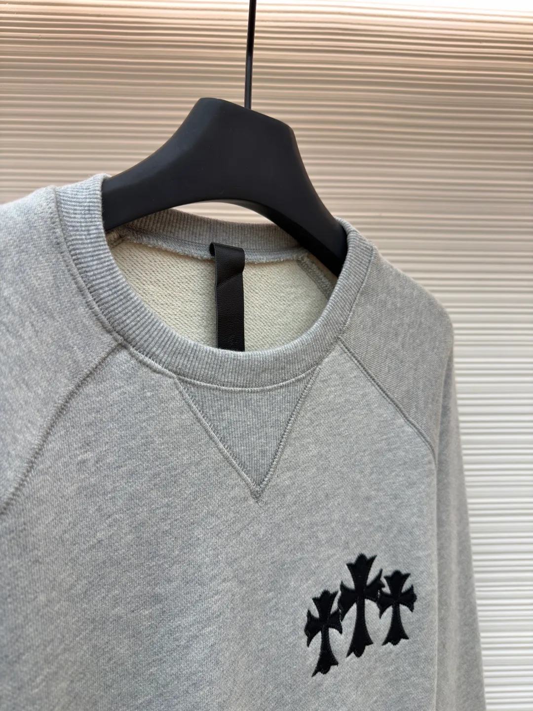 Chrome Hearts Logo Round Neck Sweatshirt ●Original: Purchased and developed for 29300 ●Item No.: 1682056-A75 ●Fabric: Interwoven air cotton fabric ●Technology: Patch embroidery production ●Color: Gray ●Version: Fitted version ●Weight: about 790 grams ●Size: S-M-L-XL ●Description: Customized heavy fortress interwoven air cotton, full texture, thick and solid, with classic black as the curtain It gives a deep sense of luxury. With the Kro heart cross appliqué decoration on the chest, it becomes the ultimate interpretation of the dark Gothic style. The CH Gothic font is the finishing touch on the back page, letting the totem become your spiritual punctuation. The logo iron plate sways slightly with the swing of the body, adding a sense of movement and vitality. It is unobtrusive but has an indescribable aura. It interprets the perfect blend of retro and luxury, using imported machine appliqué technology and using advanced computer control systems and precision mechanical components. Realize the Chrome Hearts logo patch embroidery operation, showing an embroidery effect with both clarity and three-dimensionality. The fabrics have been washed and have a better hand feel. It is not easy to deform, not easy to shrink, not easy to fade, and maintains long-term beauty. The overall wiring is straight and delicate, the fabric is comfortable and soft, and the color is consistent without color difference. It can be matched with the same style to create a fashionable look and control various occasions. Customized accessories, complete with three standards, same style for men and women!